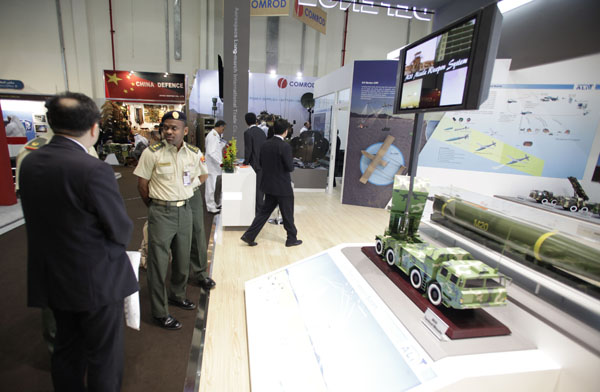 Le 21 février, au Salon international de la défense d&apos;Abou Dabi, les employés d&apos;Aerospace Long-March International Trade Corporation présentent aux visiteurs le système d&apos;engin sol-sol M20.