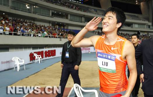 Champion olympique 2004, champion du monde 2007 et ancien recordman du monde (12''88 en 2006 à Lausanne), Liu Xiang (26 ans), a remporté la médaille d'argent du 110 m haies avec un résultat de 13 secondes 15 lors de la Golden League de Shanghaï. Champion olympique 2004, champion du monde 2007 et ancien recordman du monde (12''88 en 2006 à Lausanne), Liu Xiang (26 ans), a remporté la médaille d'argent du 110 m haies avec un résultat de 13 secondes 15 lors de la Golden League de Shanghaï.