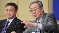周小川（右）在回答记者提问，潘功胜在一旁认真听.jpg