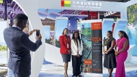 2023年11月5日，第六届中国国际进口博览会在上海开幕。几内亚绍比展区工作人员合影。VCG111463320034_副本.jpg