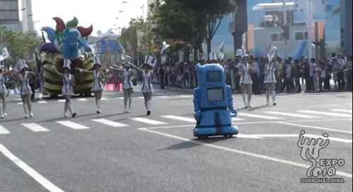 Vingt robots à l'effigie de Haibao ont participé mardi après-midi au défilé de l'Expo, le long de Bocheng Road.