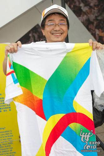 Un gagnant montre le tee-shirt qu'on vient de lui offrir