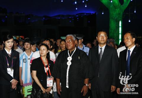 Des officiels visitent le pavillon chinois.