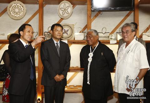 Des officiels visitent le pavillon des îles Marshall.