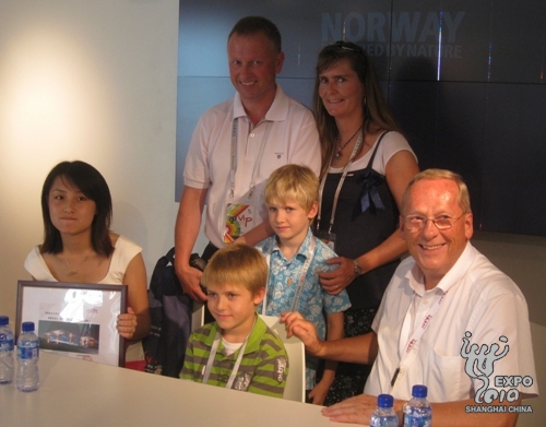 Arild Blixrud, commissaire général de la Norvège à l'exposition universelle de 2010, rencontre la famille de Richard Cornelius.