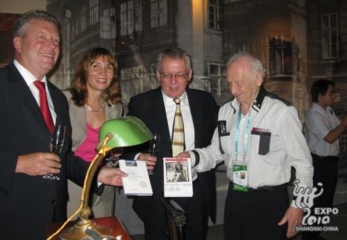 L'écrivain tchèque Arnost Lustig attend la cérémonie d'ouverture de la semaine culturelle tchèque avec l'édition de son livre « Bile brizy na podzim ».