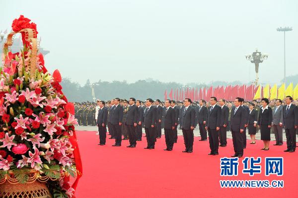 Journée nationale : des dirigeants chinois déposent des fleurs devant le Monument aux Héros du peuple Journée nationale : des dirigeants chinois déposent des fleurs devant le Monument aux Héros du peuple