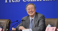 周小川标志性的笑容（《北京周报》记者 魏尧摄）.jpg