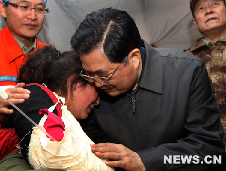 Le président chinois Hu Jintao (à droite) serre une élève blessée dans ses bras dans la préfecture autonome tibétaine de Yushu, dans la province du Qinghai (nord-ouest) le 18 avril 2010. Hu Jintao est arrivé dimanche matin à Yushu pour diriger les opérations de secours.