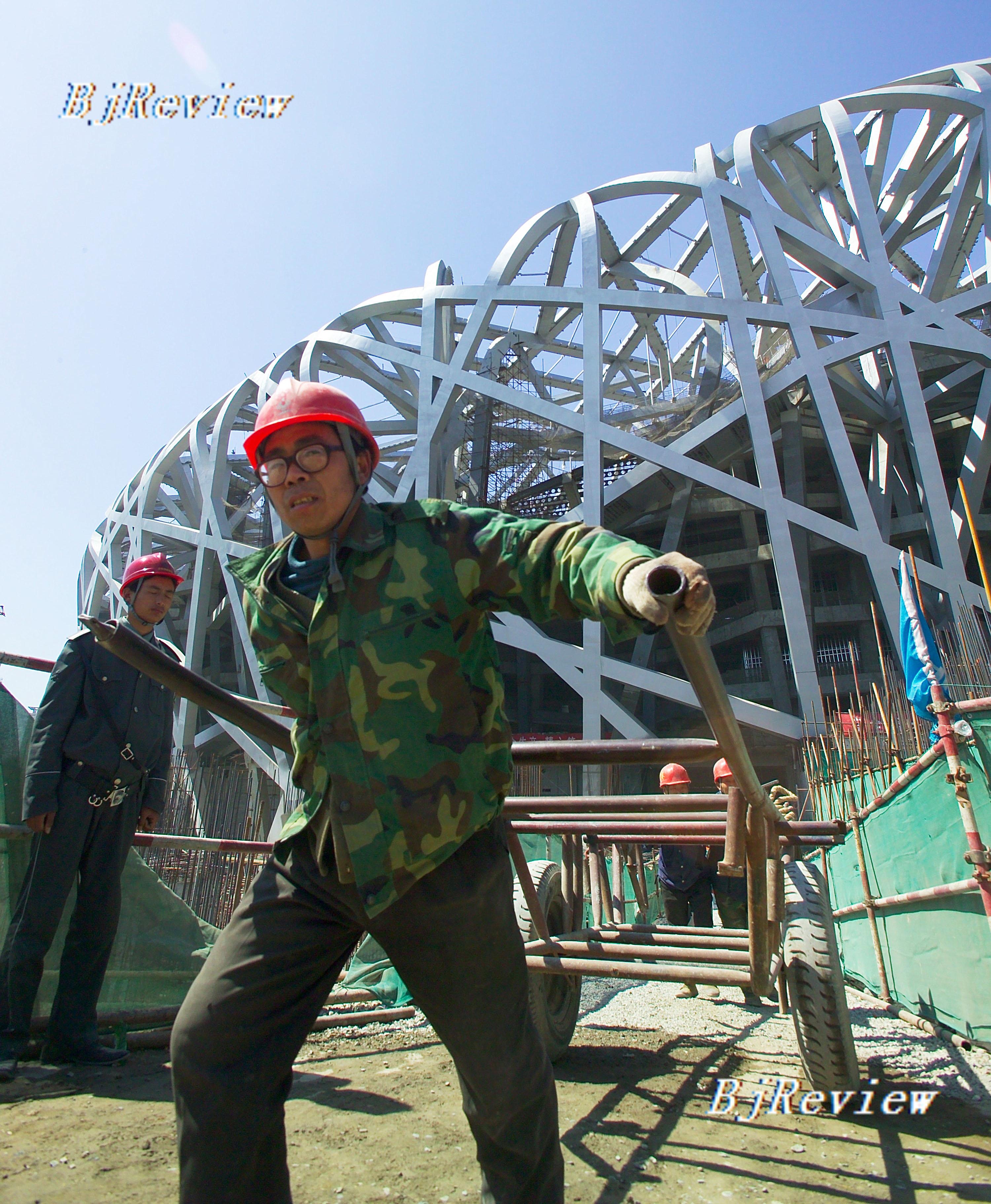 La construction du Nid d’oiseau devrait être achevée au mois de mars, l’année prochaine, et devrait être le dernier site olympique à être construit.  WEI YAO