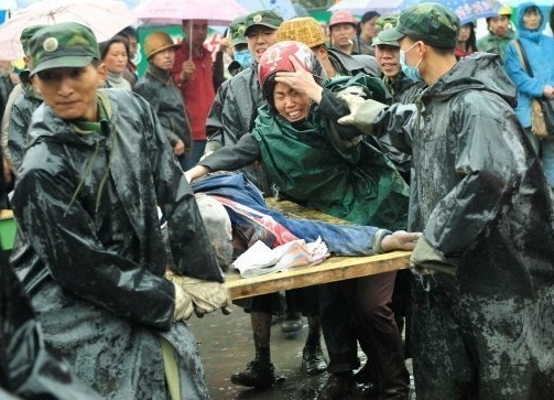 Une mère pleure son enfant sorti des décombres le 13 mai 2008 à Sichuan