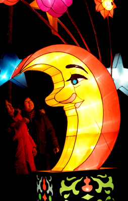 De belles lanternes, exposées mardi dans la ville de Anyang dans la province du Henan pour le prochain Nouvel An chinois (la Fête du Printemps), ont attiré beaucoup de visiteurs.
