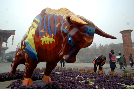 Photos des deux statues de boeufs peints à Xi'an, capitale de la province du Shanxi, dans le nord-ouest de la Chine, le 6 janvier. Ces deux statues de 5 mètres de longueur sont les oeuvres d'artistes populaires de Fengxiang et de professeurs de l'Université des Beaux Arts de Xi'an. 