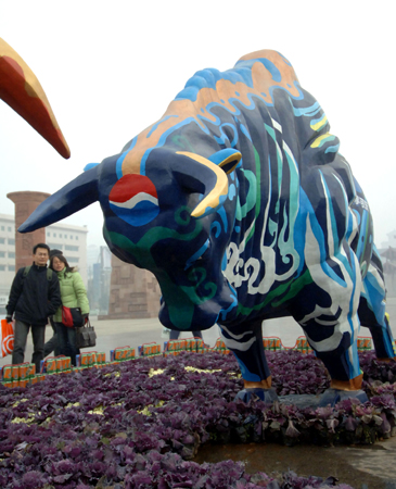 Photos des deux statues de boeufs peints à Xi'an, capitale de la province du Shanxi, dans le nord-ouest de la Chine, le 6 janvier. Ces deux statues de 5 mètres de longueur sont les oeuvres d'artistes populaires de Fengxiang et de professeurs de l'Université des Beaux Arts de Xi'an. 