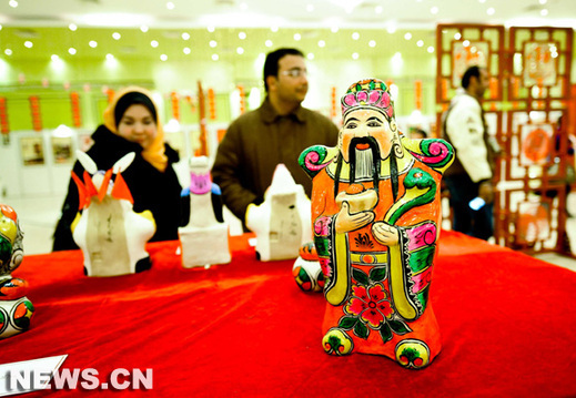 Des visiteurs à l'exposition lors de la semaine de la culture chinoise lancée à El Rehab dans la ville nouvelle du Nouveau Caire, le 5 février 2010. 