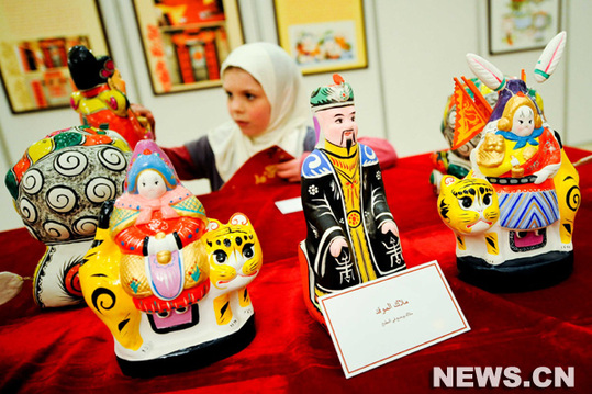 Des visiteurs à l'exposition lors de la semaine de la culture chinoise lancée à El Rehab dans la ville nouvelle du Nouveau Caire, le 5 février 2010. 