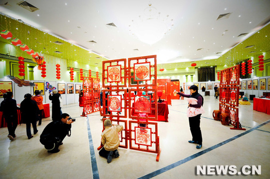 Des visiteurs à l'exposition lors de la semaine de la culture chinoise lancée à El Rehab dans la ville nouvelle du Nouveau Caire, le 5 février 2010. 
