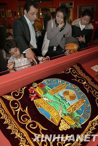 Draperies présentées par l'ambassade d'Ouzbékistan en Chine. Draperies présentées par l'ambassade d'Ouzbékistan en Chine.