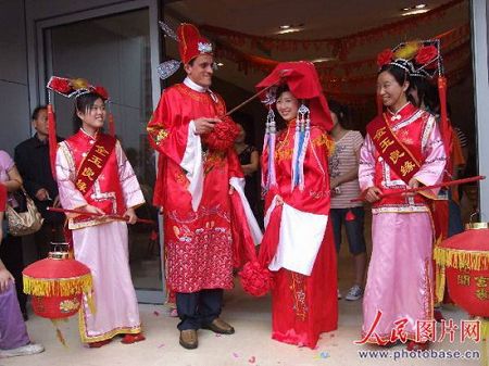 Le marié français enlève le voile rouge de la jeune mariée chinoise