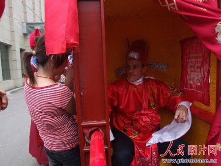 Le marié dans le palanquin de mariage