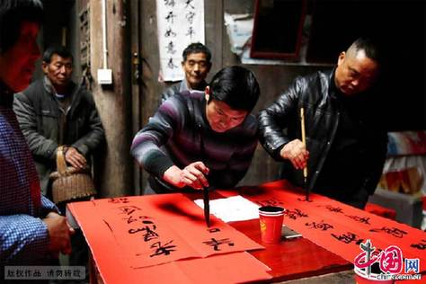 Nouvel An : des calligraphes distribuent des sentences parallèles