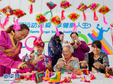 Hohhot : confection de sachets parfumés pour la fête des Bateaux-Dragons