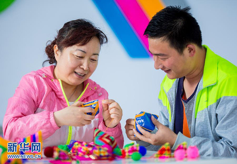 Hohhot : confection de sachets parfumés pour la fête des Bateaux-Dragons