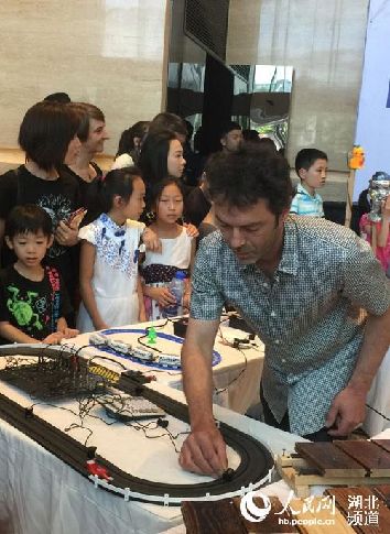 A Wuhan, un concert original avec des objets recyclés