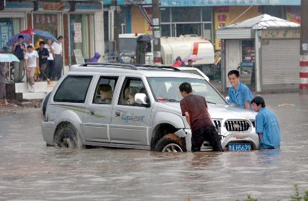 图文：［社会广角］（１）济南暴雨路难行