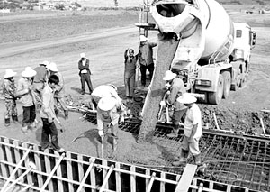 Une équipe d'ouvriers chinois sur un projet de construction en Algérie