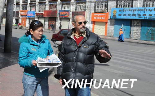 Un voyageur étranger demande son chemin à une tibétaine dans la rue Beijing Zhonglu,à Lhassa
