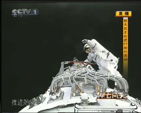 Shenzhou-7 : le taïkonaute chinois marche dans l&apos;espace