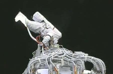Shenzhou-7 : le taïkonaute chinois marche dans l'espace