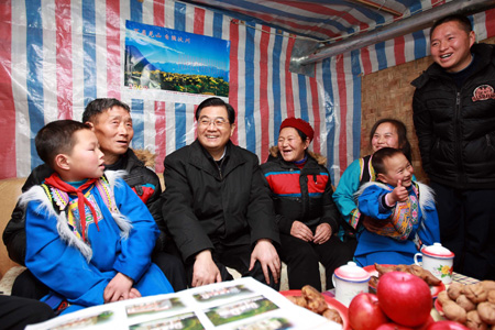 Le président chinois, Hu Jintao, s&apos;est rendu le week-end dernier dans les régions sinistrées de la  province du Sichuan. Il a inspecté les travaux de reconstruction  et s&apos;est inquiété des survivants alors que l&apos;hiver se fait plus  rigoureux. 