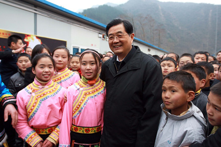 Le président chinois, Hu Jintao, s&apos;est rendu le week-end dernier dans les régions sinistrées de la  province du Sichuan. Il a inspecté les travaux de reconstruction  et s&apos;est inquiété des survivants alors que l&apos;hiver se fait plus  rigoureux.  