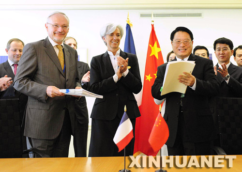 Des officiels chinois et français ont signé vendredi deux accords sur l'utilisation de prêts français pour des projets de restauration et de reconstruction après un violent tremblement de terre survenu en mai 2008 dans la province chinoise du Sichuan et un projet d'électrification ferroviaire dans le sud de la Chine.