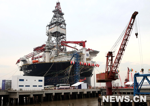 La Sevan Driller, première plate-forme de stockage de pétrole brut et de forage en mer profonde en forme de cylindre construite par les chantiers navals de Nantong appartenant à la China Ocean Shipping (Group) Company, a été lancée dimanche de la ville de Nantong, province du Jiangsu. La Sevan Driller, première plate-forme de stockage de pétrole brut et de forage en mer profonde en forme de cylindre construite par les chantiers navals de Nantong appartenant à la China Ocean Shipping (Group) Company, a été lancée dimanche de la ville de Nantong, province du Jiangsu.