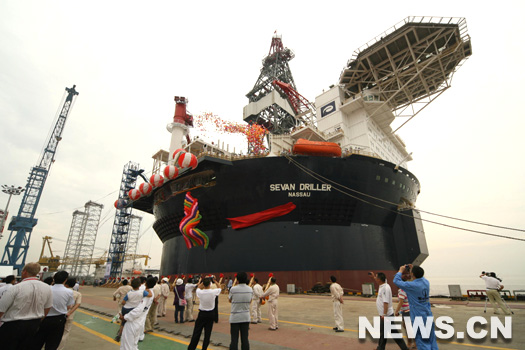 La Sevan Driller, première plate-forme de stockage de pétrole brut et de forage en mer profonde en forme de cylindre construite par les chantiers navals de Nantong appartenant à la China Ocean Shipping (Group) Company, a été lancée dimanche de la ville de Nantong, province du Jiangsu. La Sevan Driller, première plate-forme de stockage de pétrole brut et de forage en mer profonde en forme de cylindre construite par les chantiers navals de Nantong appartenant à la China Ocean Shipping (Group) Company, a été lancée dimanche de la ville de Nantong, province du Jiangsu.