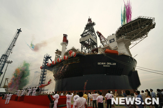 La Sevan Driller, première plate-forme de stockage de pétrole brut et de forage en mer profonde en forme de cylindre construite par les chantiers navals de Nantong appartenant à la China Ocean Shipping (Group) Company, a été lancée dimanche de la ville de Nantong, province du Jiangsu. La Sevan Driller, première plate-forme de stockage de pétrole brut et de forage en mer profonde en forme de cylindre construite par les chantiers navals de Nantong appartenant à la China Ocean Shipping (Group) Company, a été lancée dimanche de la ville de Nantong, province du Jiangsu.