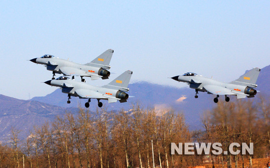 Une formation aérienne de l'Armée populaire de Libération (APL) a tracé dimanche des lignes rouges, blanches et bleues dans le ciel de Beijing pour marquer le 60e anniversaire des forces aériennes de l'APL. Une formation aérienne de l'Armée populaire de Libération (APL) a tracé dimanche des lignes rouges, blanches et bleues dans le ciel de Beijing pour marquer le 60e anniversaire des forces aériennes de l'APL.