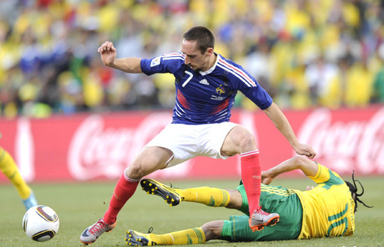 L&apos;Afrique du Sud a battu la France, vice-championne du monde, 2 à 1, un score qui élimine les 2 équipes, mardi au Free State Stadium de Bloemfontein, lors de la troisième et dernière journée du groupe A du Mondial 2010.