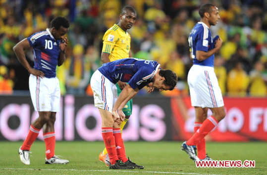 L&apos;Afrique du Sud a battu la France, vice-championne du monde, 2 à 1, un score qui élimine les 2 équipes, mardi au Free State Stadium de Bloemfontein, lors de la troisième et dernière journée du groupe A du Mondial 2010.
