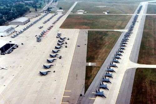 资料图:美军普天间基地F-15战斗机群。