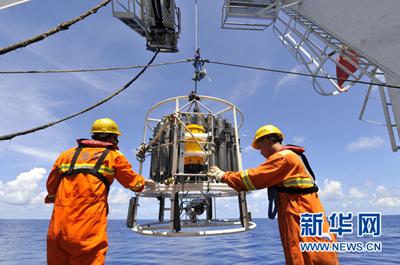 Premier plongeon du submersible Jiaolong