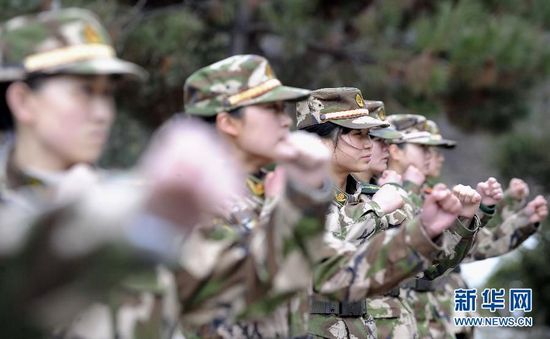 西藏林芝公安边防支队米林县南伊乡女子边防派出所的官兵在训练(3月24日摄)。新华社记者