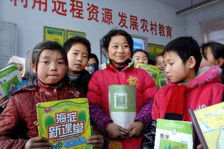 Les élèves de troisième année de l'école primaire du bourg de Sanying,dans la ville de Guyuan, se préparent à suivre un cours à distance.