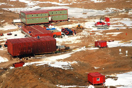 La station Zhongshan,situé dans le sud de la baie de Prydz sur la péninsule de Mirror, à l'est des collines de Larsemann.