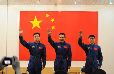 Les trois taikonautes ont tenu une conférence de presse mercredi après-midi au Centre de lancement de satellites de Jiuquan, situé dans la province du Gansu (nord-ouest).