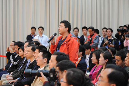 Les trois taikonautes ont tenu une conférence de presse mercredi après-midi au Centre de lancement de satellites de Jiuquan, situé dans la province du Gansu (nord-ouest).