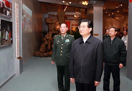 Le président Hu Jintao ainsi que  d&apos;autres dirigeants chinois, parmi lesquels le plus haut  législateur Wu Bangguo et le Premier ministre Wen Jiabao, ont  visité mardi une exposition qui rend hommage aux victimes du  séisme survenu en mai au Sichuan (sud-ouest) et aux efforts  conjoints de la nation pour venir en aide aux zones sinistrées.